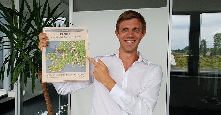 Dr. Julian Bergmann mit der Zeitung Financial Times