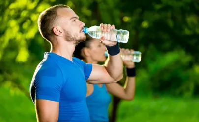 Wie viel Wasser pro Kg Körpergewicht soll man pro Tag trinken?