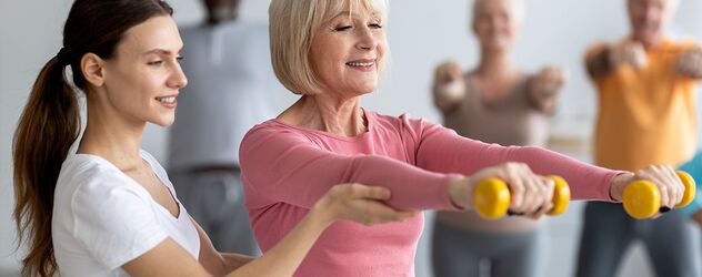 Seniorentrainerin leitet kraftorientierte und seniorenspezifische Sporteinheiten mit und ohne Kleinhanteln.