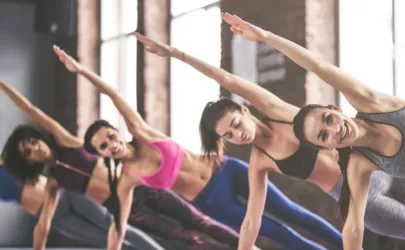 Fünf Frauen machen Pilates Übung
