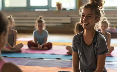 Kinderyoga Trainerin mit einer Gruppe in einem Studio