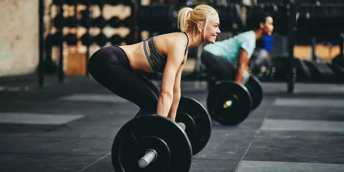 Zwei Frauen führen Kreuzheben perfekt aus