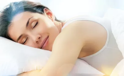 eine Frau liegt schlafend in einem Bett