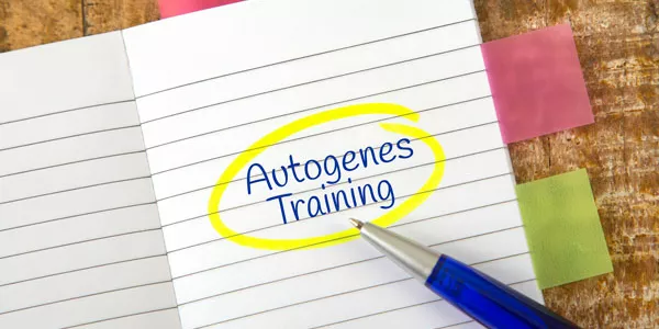 Ein Notizbuch mit dem Wort Autogenes Training darauf.